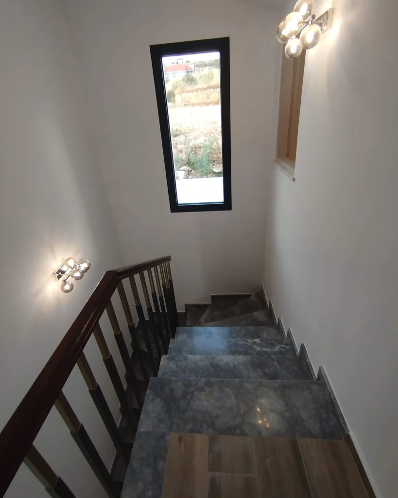 Μαρμάρινη σκάλα με ξύλινη κουπαστή, Σούνι, 26/05/2026.