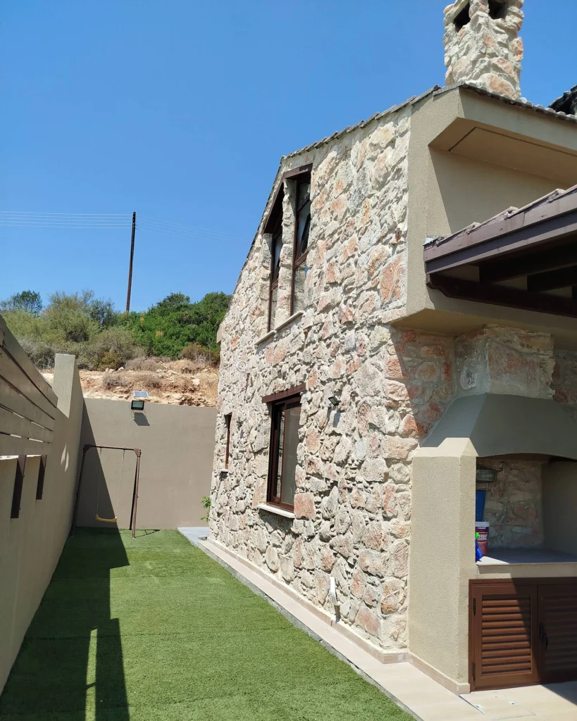 Πέτρινη πλαϊνή όψη και καμινάδα, Σούνι, 14/07/2024.